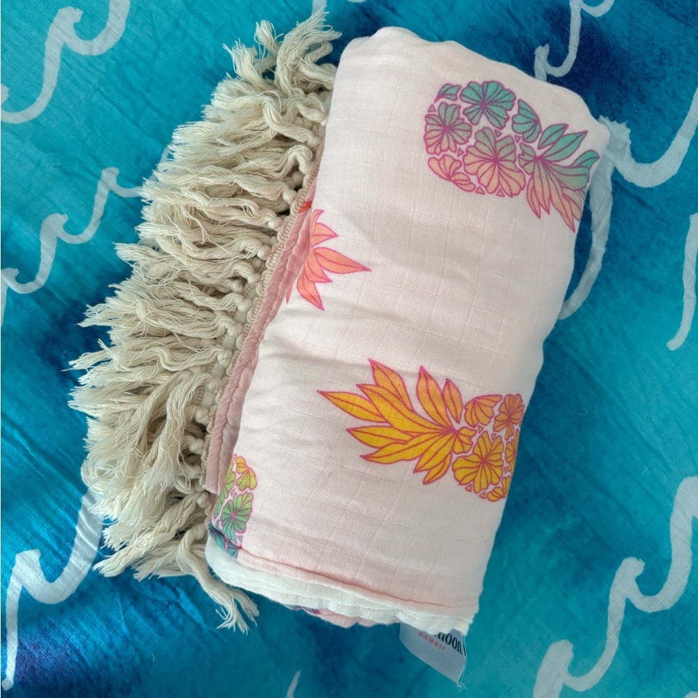 Coco moon Hawaii x Jana lam pineapple blanket